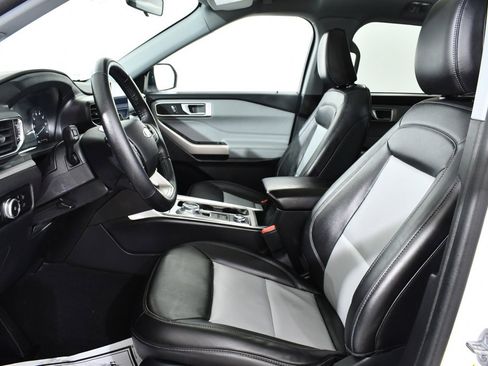 Used 2023 Ford Explorer XLT w/ Equipment Group 202A image 6