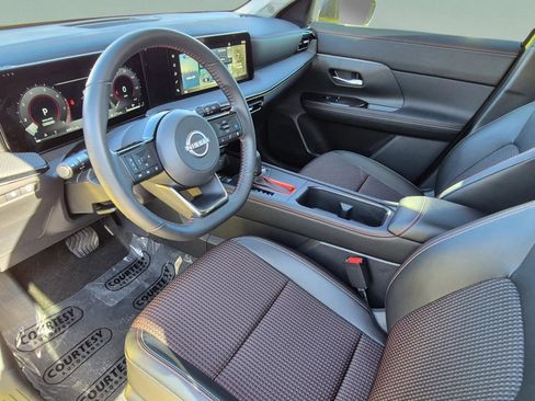 Certified 2025 Nissan Kicks SR FWD image 19