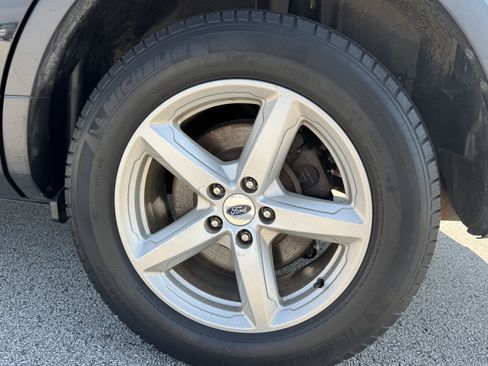 Used 2019 Ford Explorer XLT w/ Equipment Group 202A FWD image 22