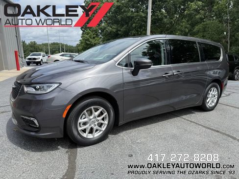 Used 2023 Chrysler Pacifica Touring-L FWD image 1