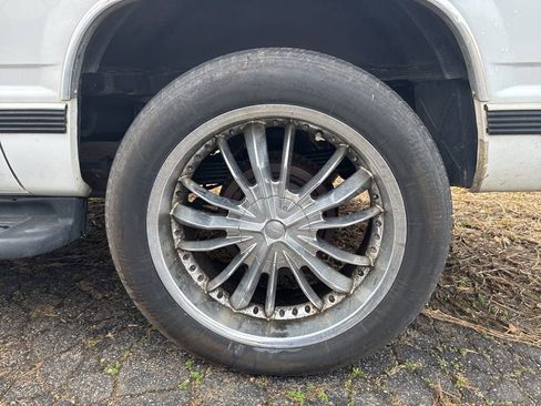 Used 1999 Chevrolet Suburban 2WD w/ Preferred Equipment Group 3 image 11