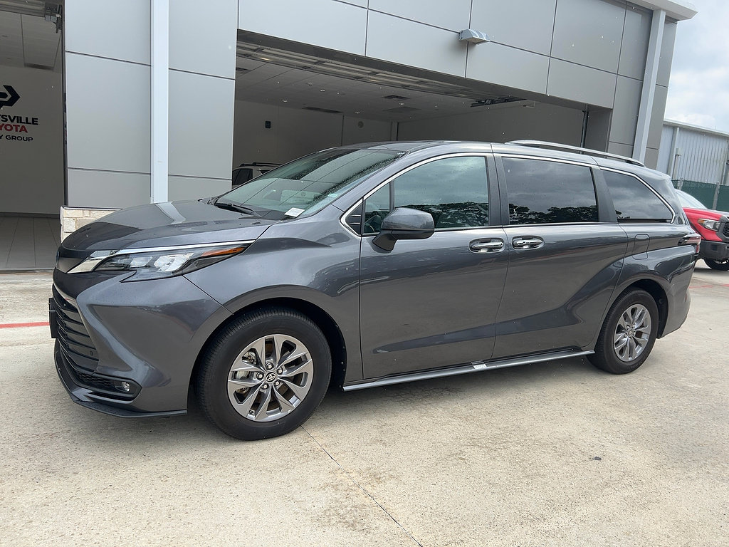 Used 2025 Toyota Sienna XLE FWD image 6