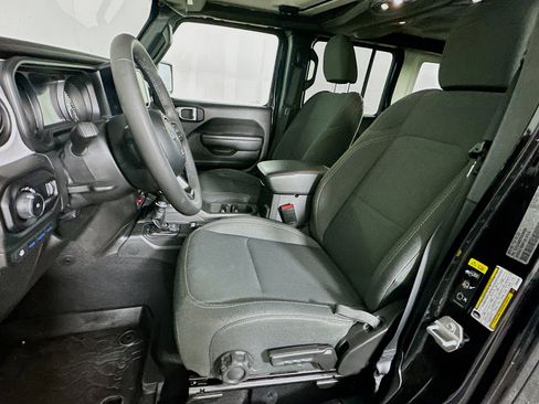 Used 2025 Jeep Wrangler Willys image 13