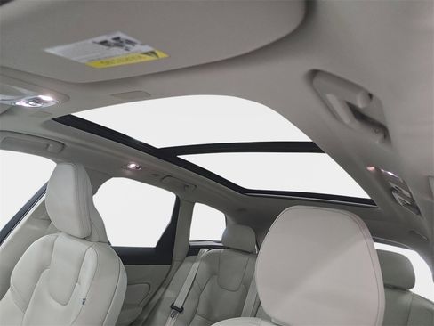 Used 2020 Volvo XC60 T5 Momentum image 28