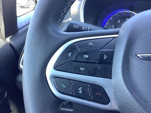 Certified 2025 Chrysler Pacifica Select FWD image 31