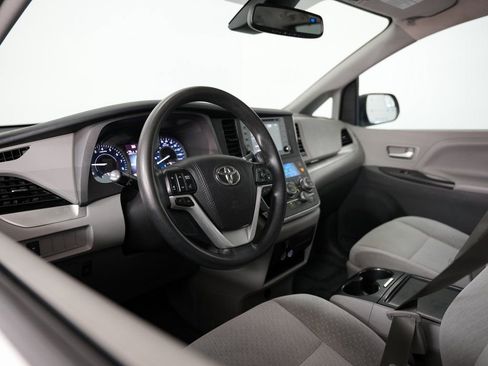 Used 2018 Toyota Sienna LE w/ Carpet Mat Package image 6