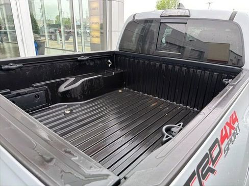 Used 2018 Toyota Tacoma TRD Sport AWD/4WD image 10