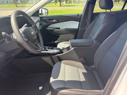 Used 2025 Chevrolet Trax LT FWD image 25