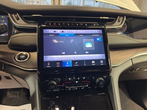 Used 2023 Jeep Grand Cherokee 4WD 4xe w/ Luxury Tech Group II image 17