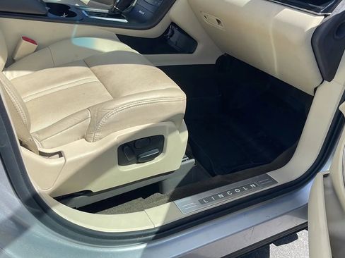 Used 2014 Lincoln MKT FWD image 27