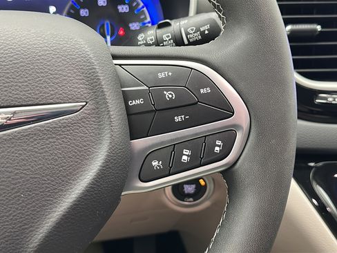 Used 2024 Chrysler Pacifica Touring-L FWD image 21