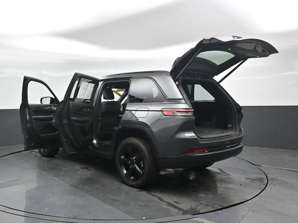 Used 2025 Jeep Grand Cherokee Altitude AWD/4WD image 50
