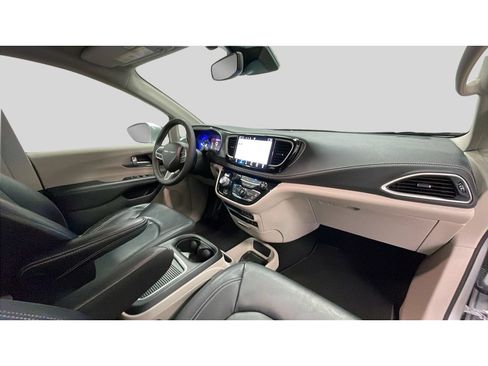 Used 2022 Chrysler Pacifica Touring-L FWD image 19