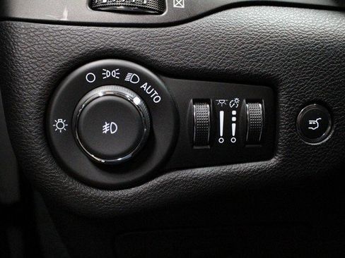 Used 2020 Jeep Cherokee Trailhawk image 22