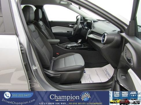 Certified 2025 Chevrolet Trax LT FWD image 30