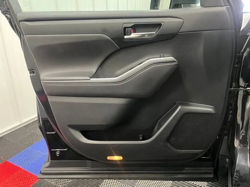 Used 2021 Toyota Highlander XLE AWD/4WD image 17