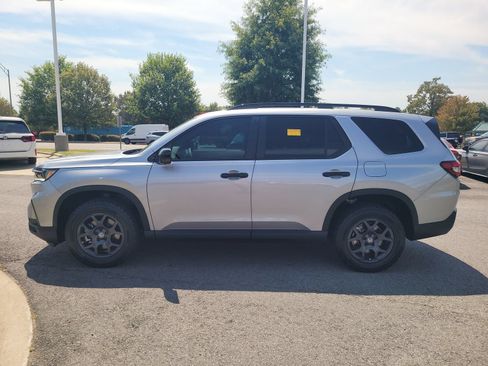 Used 2025 Honda Pilot TrailSport image 6
