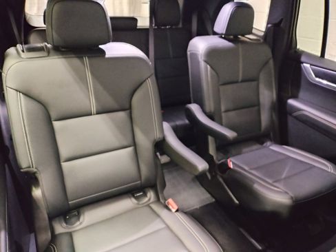 Used 2024 GMC Acadia Elevation w/ Black Edition image 11