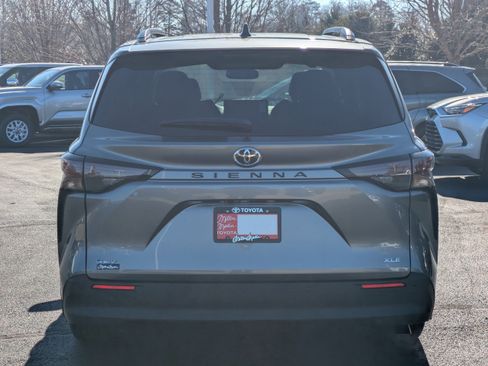 New 2026 Toyota Sienna XLE FWD image 5