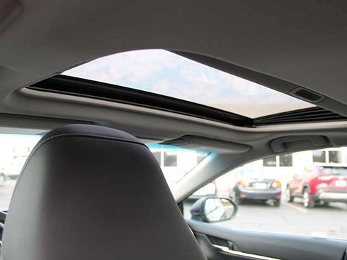 Used 2018 Toyota Camry SE w/ Moonroof Package FWD image 9