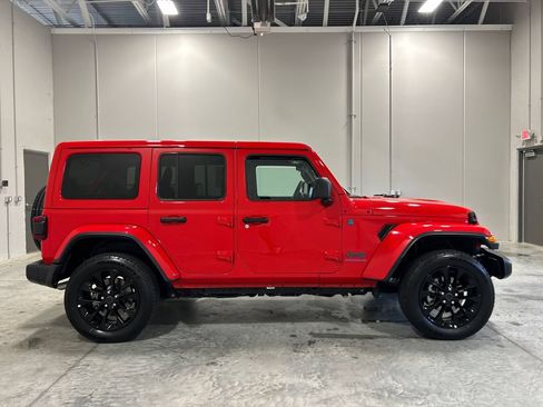 Used 2025 Jeep Wrangler Unlimited Sahara w/ Safety Group AWD/4WD image 5