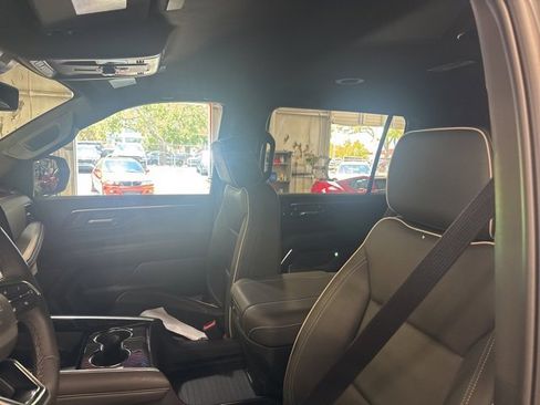 Used 2025 Chevrolet Suburban Premier image 8