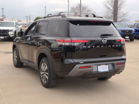 New 2026 Nissan Pathfinder SL image 2