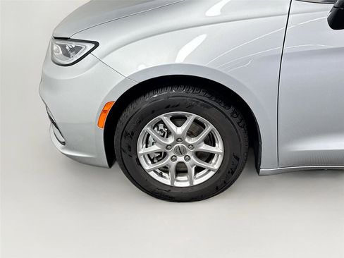 Used 2024 Chrysler Pacifica Touring-L FWD image 24