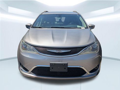 Used 2017 Chrysler Pacifica Touring-L FWD image 4
