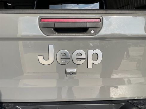Used 2020 Jeep Gladiator Overland AWD/4WD image 34