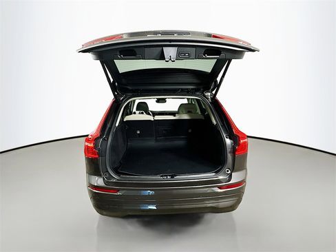 Used 2022 Volvo XC60 B5 Momentum w/ Climate Package image 34