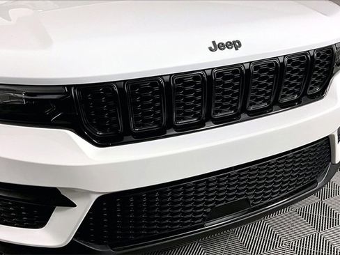 Used 2025 Jeep Grand Cherokee 4WD image 32