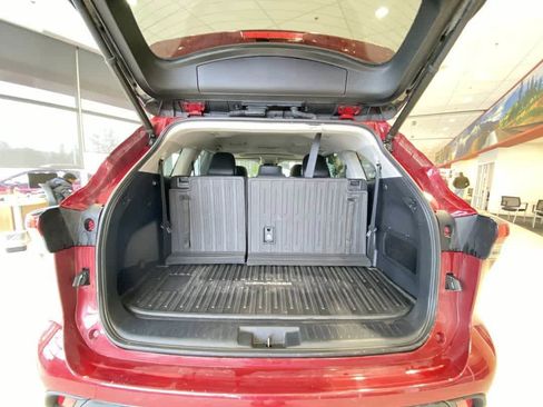 Certified 2021 Toyota Highlander XLE image 27
