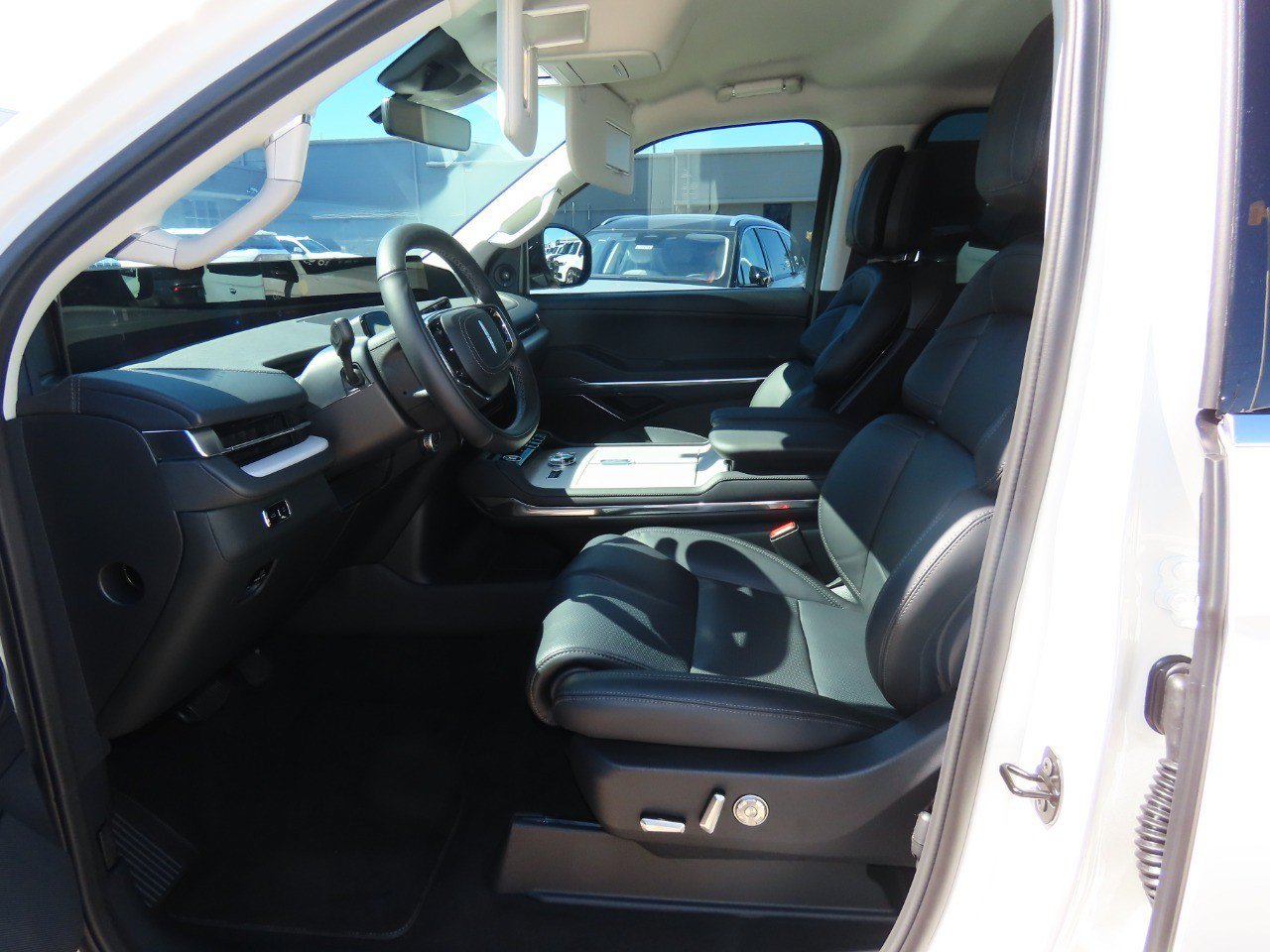 New 2026 Lincoln Navigator Premiere AWD/4WD image 27