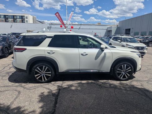 Used 2024 Nissan Pathfinder Platinum AWD/4WD image 2