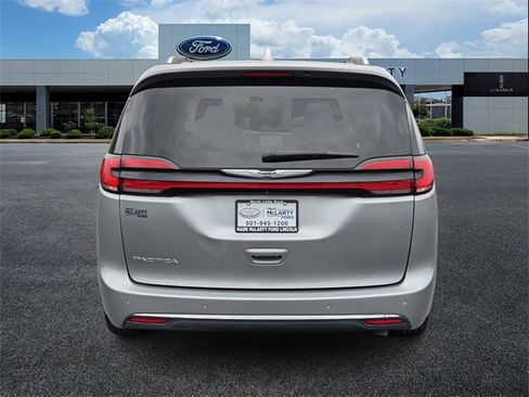 Used 2021 Chrysler Pacifica Touring-L image 4