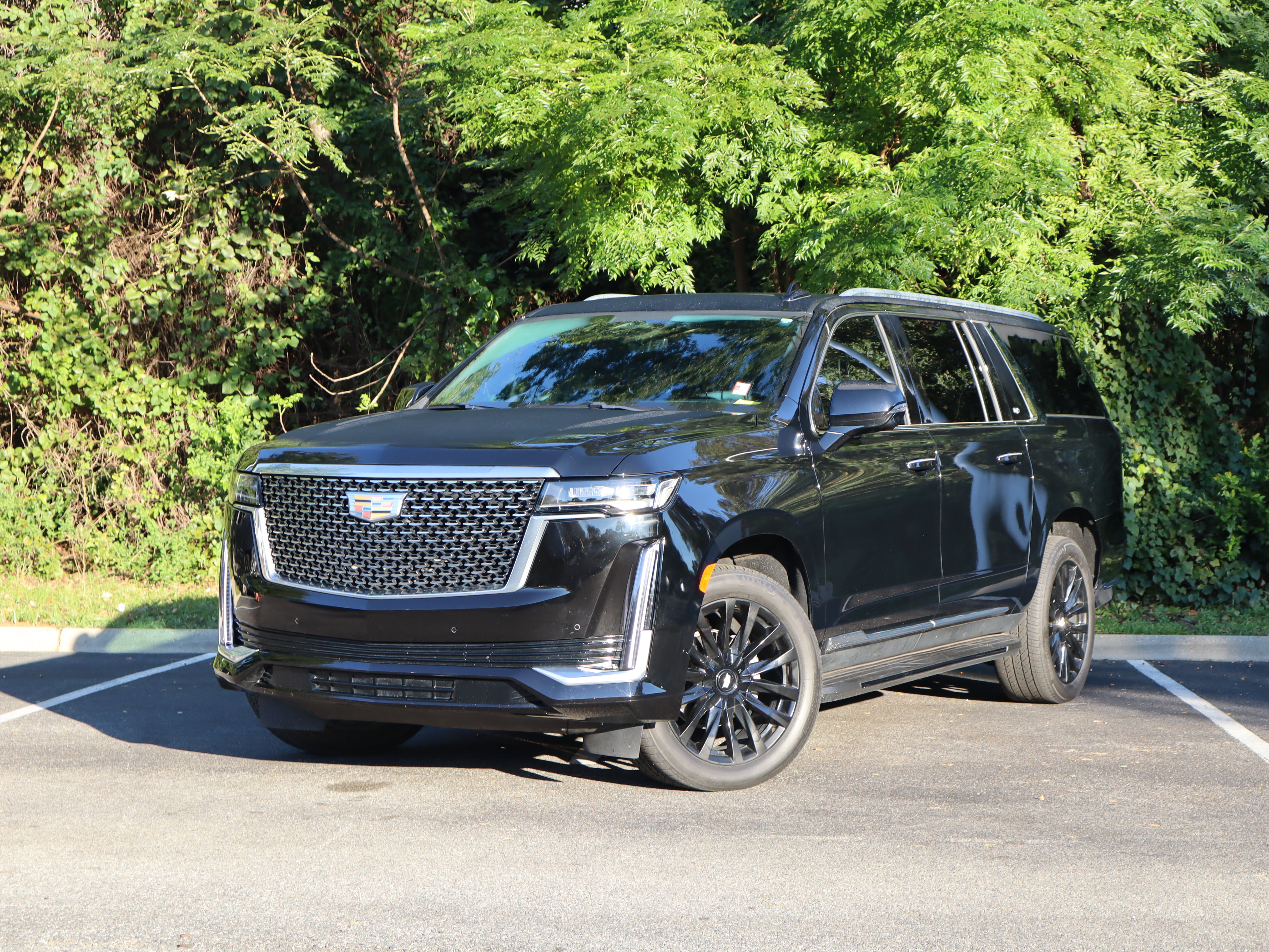 Used 2024 Cadillac Escalade ESV Premium Luxury AWD/4WD image 2