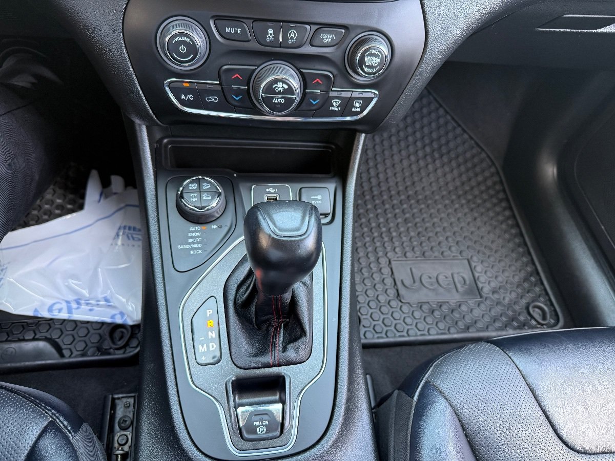 Used 2022 Jeep Cherokee Trailhawk w/ Sun, Sound & Nav Group AWD/4WD image 28