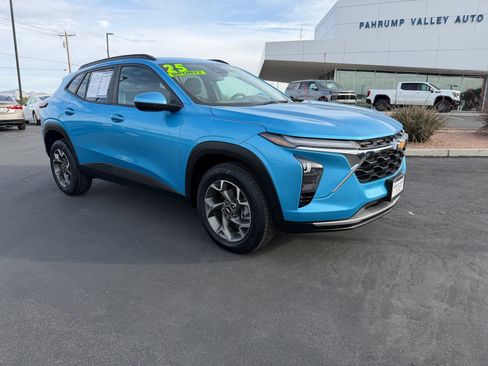 Used 2025 Chevrolet Trax LT image 1