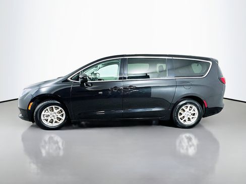 Used 2023 Chrysler Voyager LX image 4