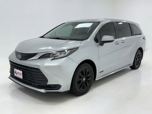 Used 2021 Toyota Sienna LE FWD image 5