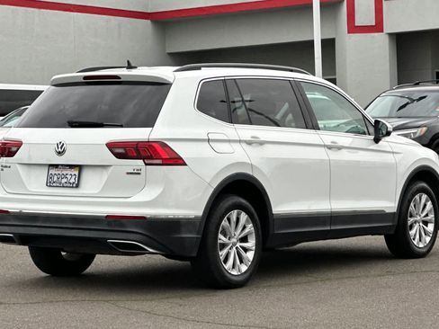 Used 2018 Volkswagen Tiguan SE w/ Panoramic Sunroof Package image 2