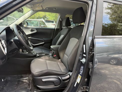 Used 2025 Kia Soul LX w/ LX Technology Package FWD image 33