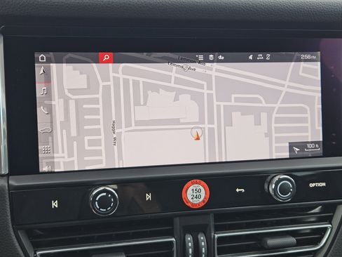 Certified 2025 Porsche Macan image 17