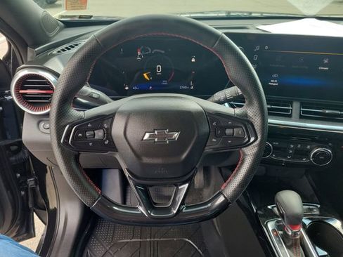 Used 2024 Chevrolet Trax RS w/ Sunroof Package FWD image 23