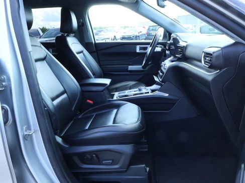 Used 2023 Ford Explorer XLT w/ Equipment Group 202A image 9