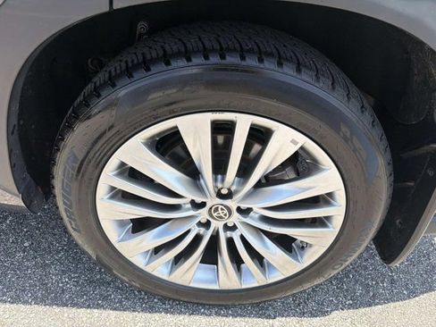 Certified 2024 Toyota Highlander Platinum FWD image 33