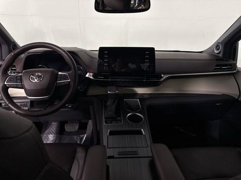 Used 2022 Toyota Sienna Platinum image 25