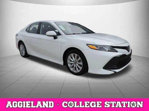 Used 2020 Toyota Camry LE FWD image 3