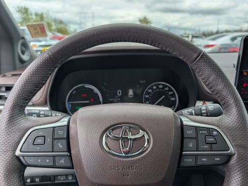 Used 2024 Toyota Sienna Platinum AWD/4WD image 11
